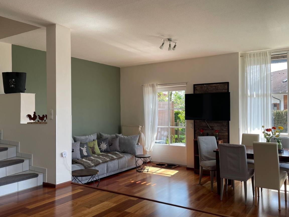 Ferienhaus mit Sauna, Terrasse und Garten